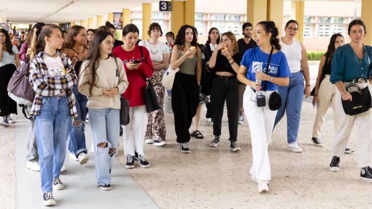 Estudiantes de nuevo ingreso en su visita al campus UPO
