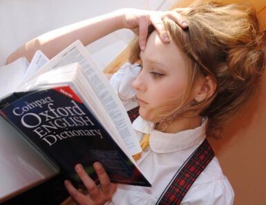 joven estudiante consulta un diccionario