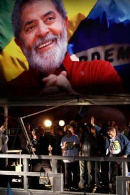 Luiz Inácio Lula da Silva durante la fiesta electoral en la Avenida Paulista, Sao Paulo, Brasil. Lula fue reelegido para un segundo mandato de 4 años como presidente brasileño