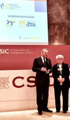 David Cobos recoge el Premio entregado por Carmen Gallardo