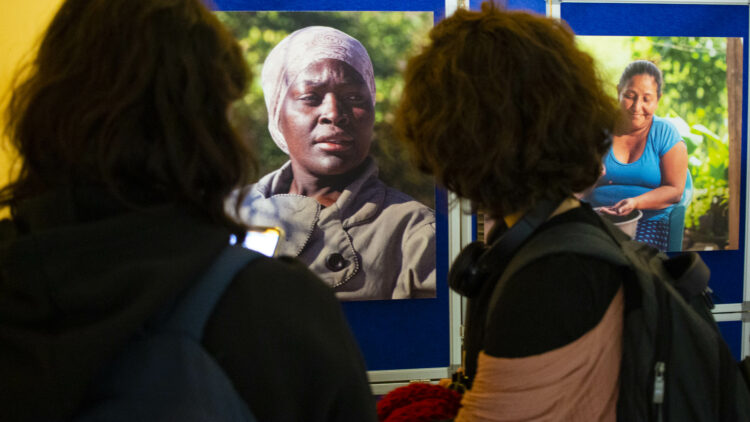 público observa las fotografías de la exposición 'La Primera Mujer'