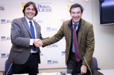 Francisco Oliva y Mikel Landabaso tras la firma del acuerdo