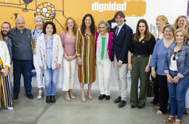 Foto de familia de la presentación de la Asociación Pasaje Begoña y de la Fundación Manuela Saborido en la flora Tristán