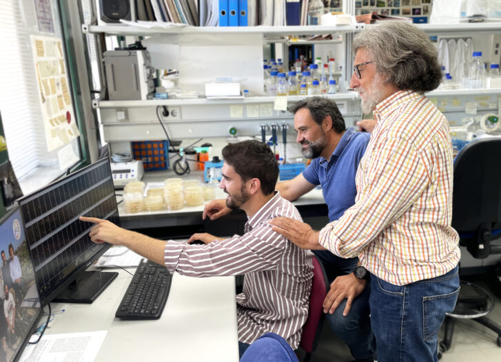 Emilio González, Víctor Álvarez Tallada y Juan Jiménez en su laboratorio del CABD