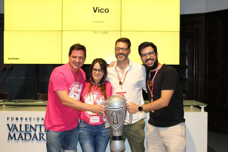 integrantes del equipo ganador con el proyecto 'Vico'