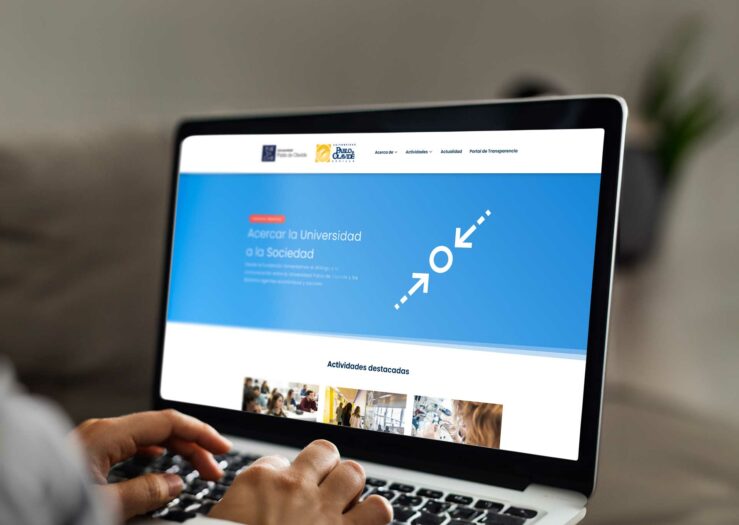 Un usuario ante un portátil con la nueva web de la Fundación