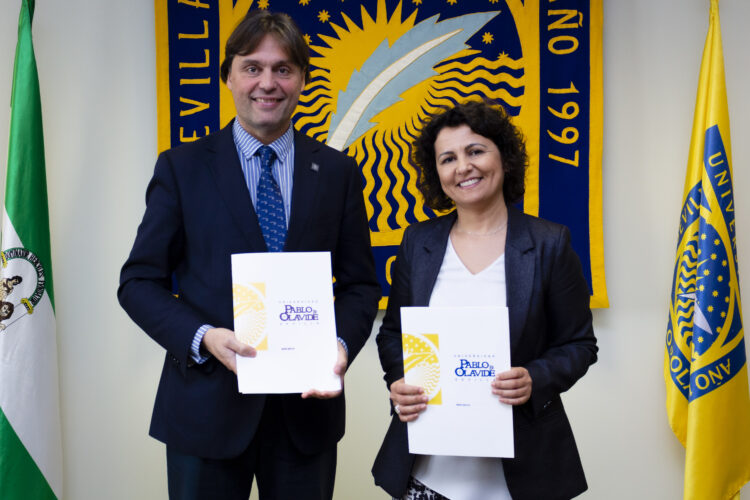 El rector de la UPO Francisco Oliva Blázquez y la presidenta de la Asociación Breast Cancer Survivor Sevilla, Rocío Fernández Martínez.