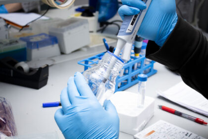 Investigador preparando muestras para microscopía
