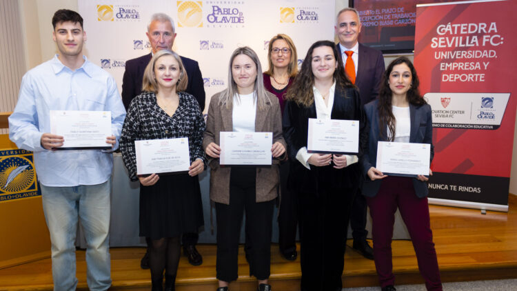 Estudiantes galardonados en la III edición del Premio Blasco Garzón