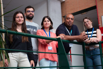 De izquierda a derecha, los miembros del grupo ‘Infecciones Bacterianas’ Celia Atalaya Rey, Antonio Moreno Rodríguez, Mar Macías Sánchez, Younes Smani e Irene Molina Panadero.