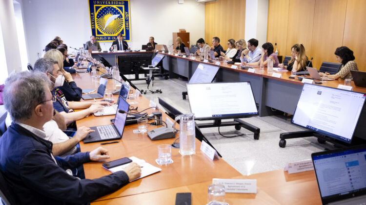 Sesión del Consejo de Gobierno en el Rectorado UPO