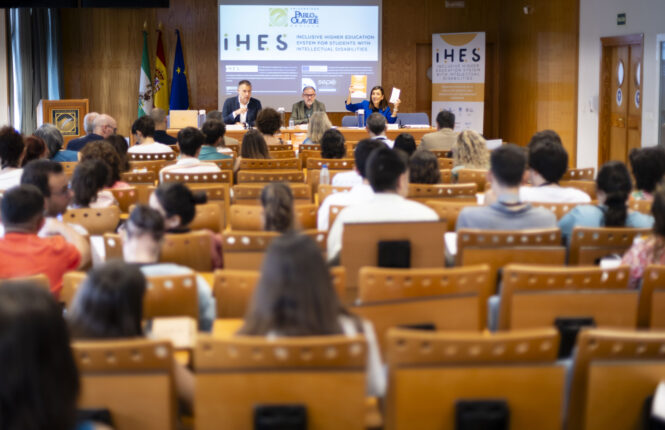 Antonio Fernández Brioso, José A. Sánchez y Rosa M. Díaz en la presentación de las conclusiones de IHES
