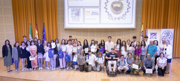Foto de familia de finalistas y premiados en la IV edición de Onda Olimpo