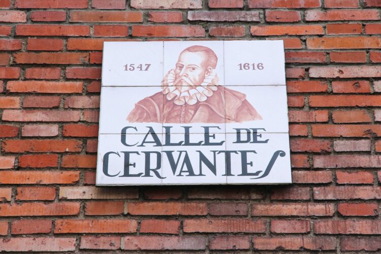 Calle Cervantes (señalética con el nombre y figura del autor)