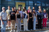 Foto de grupo de los y las estudiantes junto al decano y a la vicedecana.