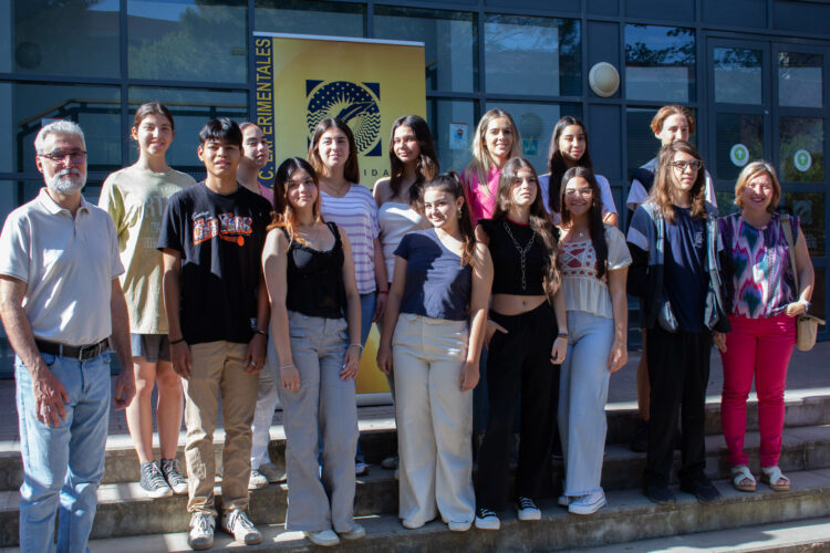 Foto de grupo de los y las estudiantes junto al decano y a la vicedecana. 
