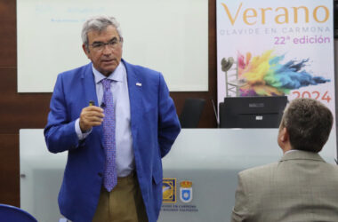 Carlos Álvarez Leiva en la sede de la UPO en Carmona