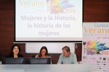 De izquierda a derecha, la escritora y periodista Eva Díaz Pérez; la periodista Ana Mercedes Cano y el escritor Francisco Gallardo