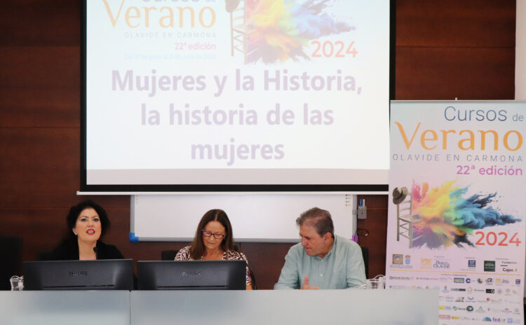 De izquierda a derecha, la escritora y periodista Eva Díaz Pérez; la periodista Ana Mercedes Cano y el escritor Francisco Gallardo