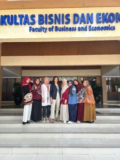 Emma Berenguer en la Universitas Islam Indonesia (UII) en Yogyakarta (Indonesia) .