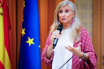 Teresa Fernández durante el debate con familias de altas capacidades