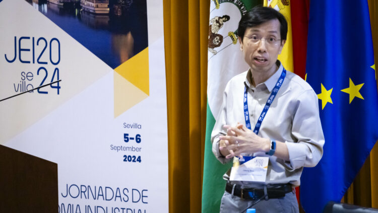 Jidong Zhou durante su conferencia en el JEI 2024