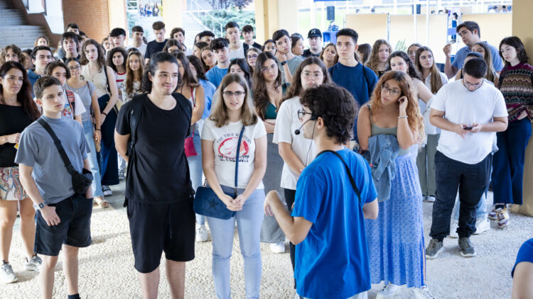 Un 'lazarillo' guía a un grupo de estudiantes en el campus