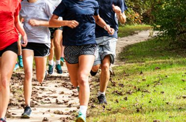 varias personas corren al aire libre en un parque