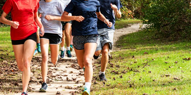 varias personas corren al aire libre en un parque