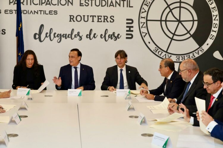 Firma del convenio en la Universidad de Huelva, en el centro Loles López, José Carlos Gómez Villamandos y Francisco Oliva