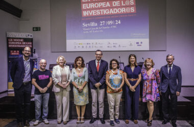 Representantes de las entidades participantes en la Noche Europea de l@is Investigador@s de Sevilla. De izquierda a derecha: Paolo Canfora (JRC) / Alberto Márquez (US) / Teresa Cruz (Fundación Descubre) / Antonia Jiménez (UPO) / Rafael Fernández (IBiS) / Margarita Paneque (CSIC Andalucía) / Silvia Pozo (Ayuntamiento de Sevilla) / Herminia Romero (Loyola) / Miguel Ángel Araúz (Junta de Andalucía). Fuente: Guillermo Martínez (CSIC)