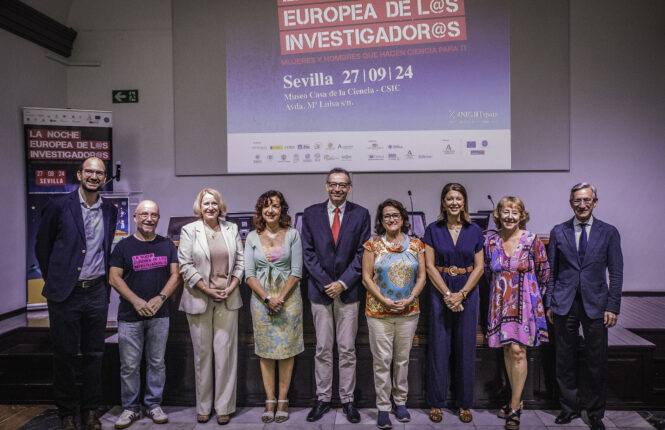 Representantes de las entidades participantes en la Noche Europea de l@is Investigador@s de Sevilla. De izquierda a derecha: Paolo Canfora (JRC) / Alberto Márquez (US) / Teresa Cruz (Fundación Descubre) / Antonia Jiménez (UPO) / Rafael Fernández (IBiS) / Margarita Paneque (CSIC Andalucía) / Silvia Pozo (Ayuntamiento de Sevilla) / Herminia Romero (Loyola) / Miguel Ángel Araúz (Junta de Andalucía). Fuente: Guillermo Martínez (CSIC)