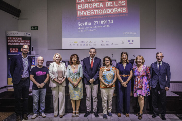 Representantes de las entidades participantes en la Noche Europea de l@is Investigador@s de Sevilla. De izquierda a derecha: Paolo Canfora (JRC) / Alberto Márquez (US) / Teresa Cruz (Fundación Descubre) / Antonia Jiménez (UPO) / Rafael Fernández (IBiS) / Margarita Paneque (CSIC Andalucía) / Silvia Pozo (Ayuntamiento de Sevilla) / Herminia Romero (Loyola) / Miguel Ángel Araúz (Junta de Andalucía). Fuente: Guillermo Martínez (CSIC)