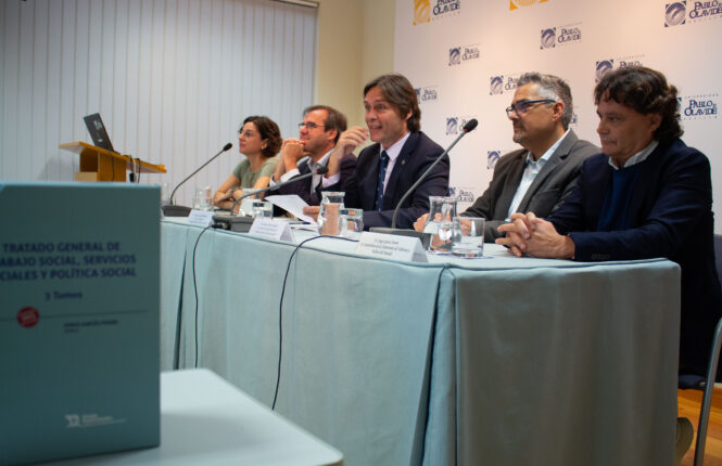 De izquierda a derecha, Angélica Gutiérrez, Juan Miguel Gómez, el rector Francisco Oliva, Evaristo Barrera y Jorge Garcés.