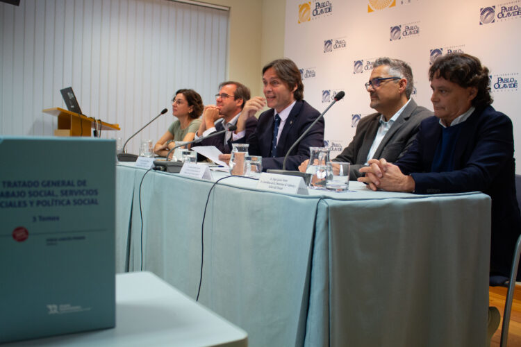 De izquierda a derecha, Angélica Gutiérrez, Juan Miguel Gómez, el rector Francisco Oliva, Evaristo Barrera y Jorge Garcés.