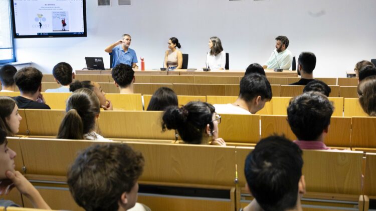 Asistentes a la mesa redonda 'Las finanzas éticas y los microcréditos. Apoyo a las Economías Transformadoras. Una propuesta de educación financiera crítica'