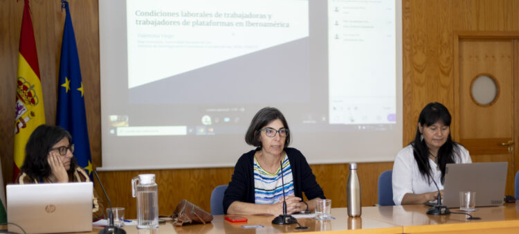 Valentina Viego, Paula Rodríguez y Pilar Cruz en la conferencia inaugural del III Ciclo