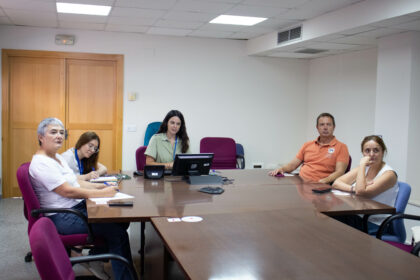 De izquierda a derecha, Macarena Tejada, Laura Toro, Mónica Moreno, Víctor Bañuls y Pilar Ortiz. 