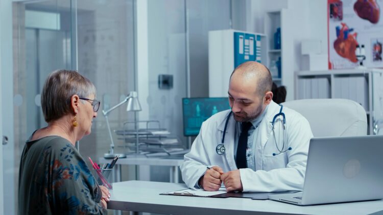 Una paciente es atendida por un médico en su consulta de atención primaria