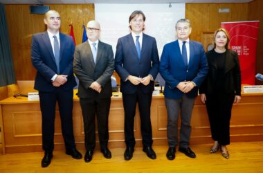 Pie de foto: De izquierda a derecha, Jesús Cambra, Carlos Rosado, el rector Francisco Oliva, el consejero Antonio Sanz y María Fuentes.