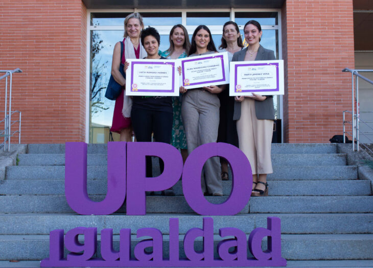 Las premiadas, Lucía Romero, Alba Rodríguez y María Jiménez, junto a María Losada, Mónica Domínguez y Marian Pérez.