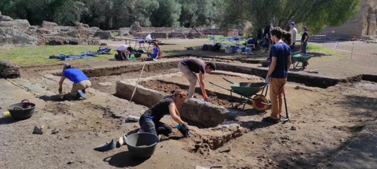 Proceso de excavación del triclinio acuático. 