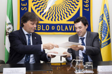 Francisco Oliva y Manuel Ridruejo durante la firma del convenio