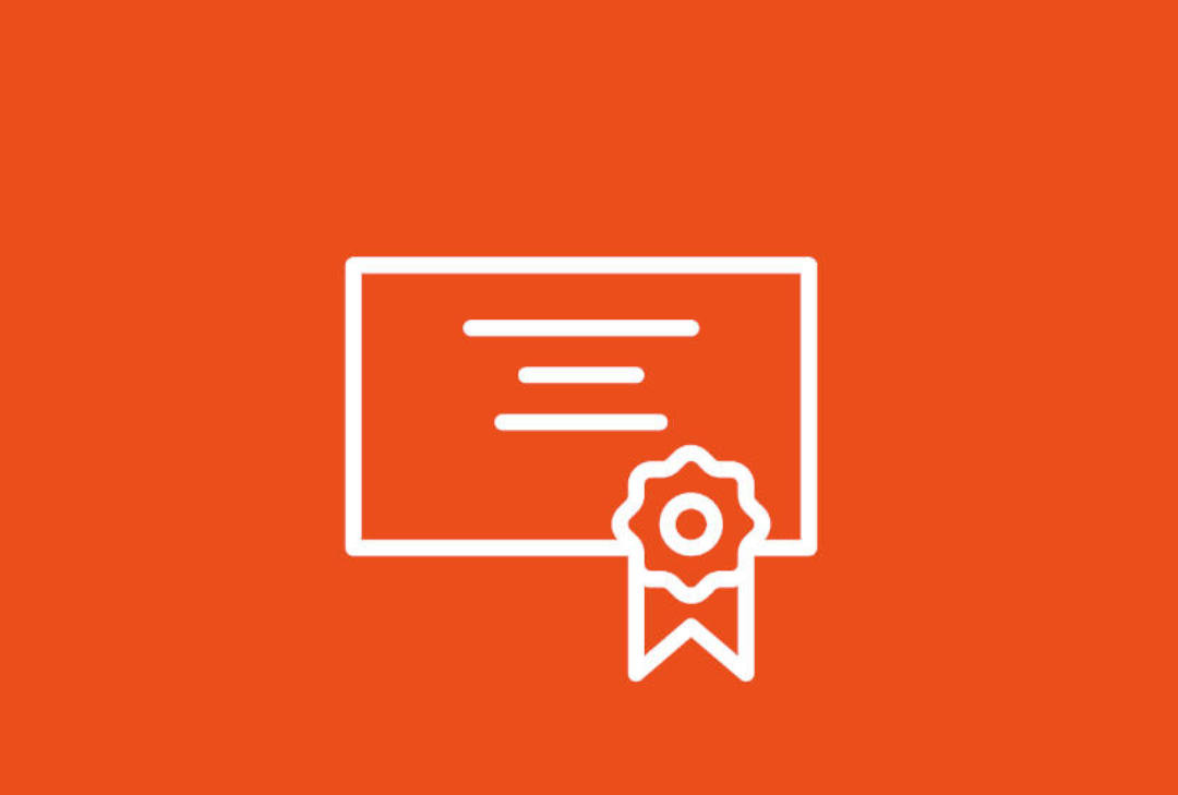 Imagen icono de un diploma sobre fondo naranja
