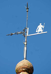Imagen de la veleta de El Veleta, la cual corona el campanario del monumento
