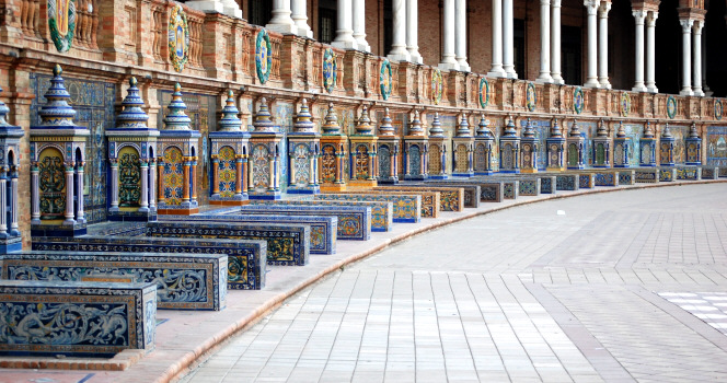 Los azulejos de la Plaza de España de Sevilla – El Patio Colorao