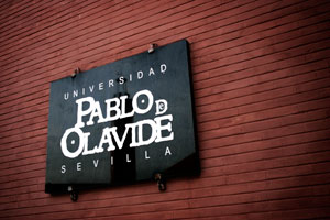 placa con el logo de la Universidad Pablo de Olavide