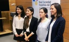 Ana Martín, en segundo lugar desde la derecha, junto a las restantes premiadas por la RSEQ