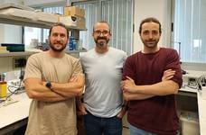 El investigador Javier Márquez con su equipo